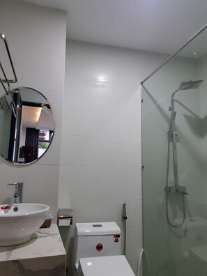 Shower, free toiletries, hair dryer, slippers - Like Family Hotel (Nha Trang)