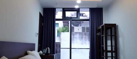 Desk, soundproofing, free WiFi, bed sheets