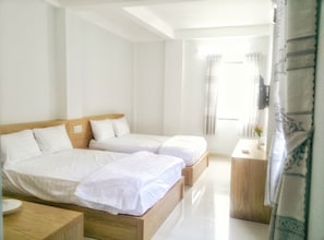 Desk, free WiFi, bed sheets - Like Family Hotel (Nha Trang)
