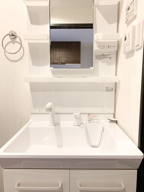 Habitación familiar | Baño | Ducha y bañera combinadas y artículos de higiene personal gratuitos