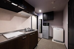 Quarto família | Cozinha privada | Geladeira, micro-ondas, cooktop, chaleira elétrica