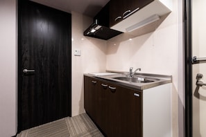 Chambre familiale | Cuisine privée | Réfrigérateur, four à micro-ondes, surface de cuisson