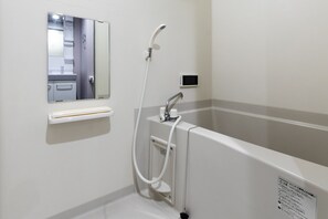 Family Room | Bathroom | Combined shower/bathtub, free toiletries, hair dryer, towels - One More Heart At Karasuma 1 (Kyoto)