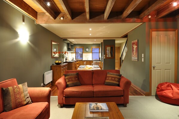 Apartamento, 2 quartos | Sala de estar | TV de tela plana, lareira