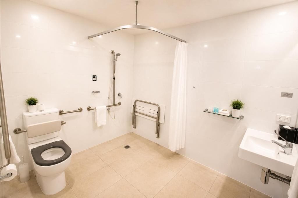 Un bagno moderno con il water, doccia e lavandino.