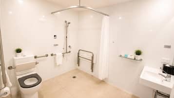 Un bagno moderno con il water, doccia e lavandino.