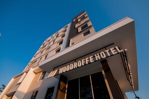 Front of property - evening/night - Woodroffe Hotel (Southport)