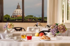Petit déjeuner buffet (7 EUR par personne)