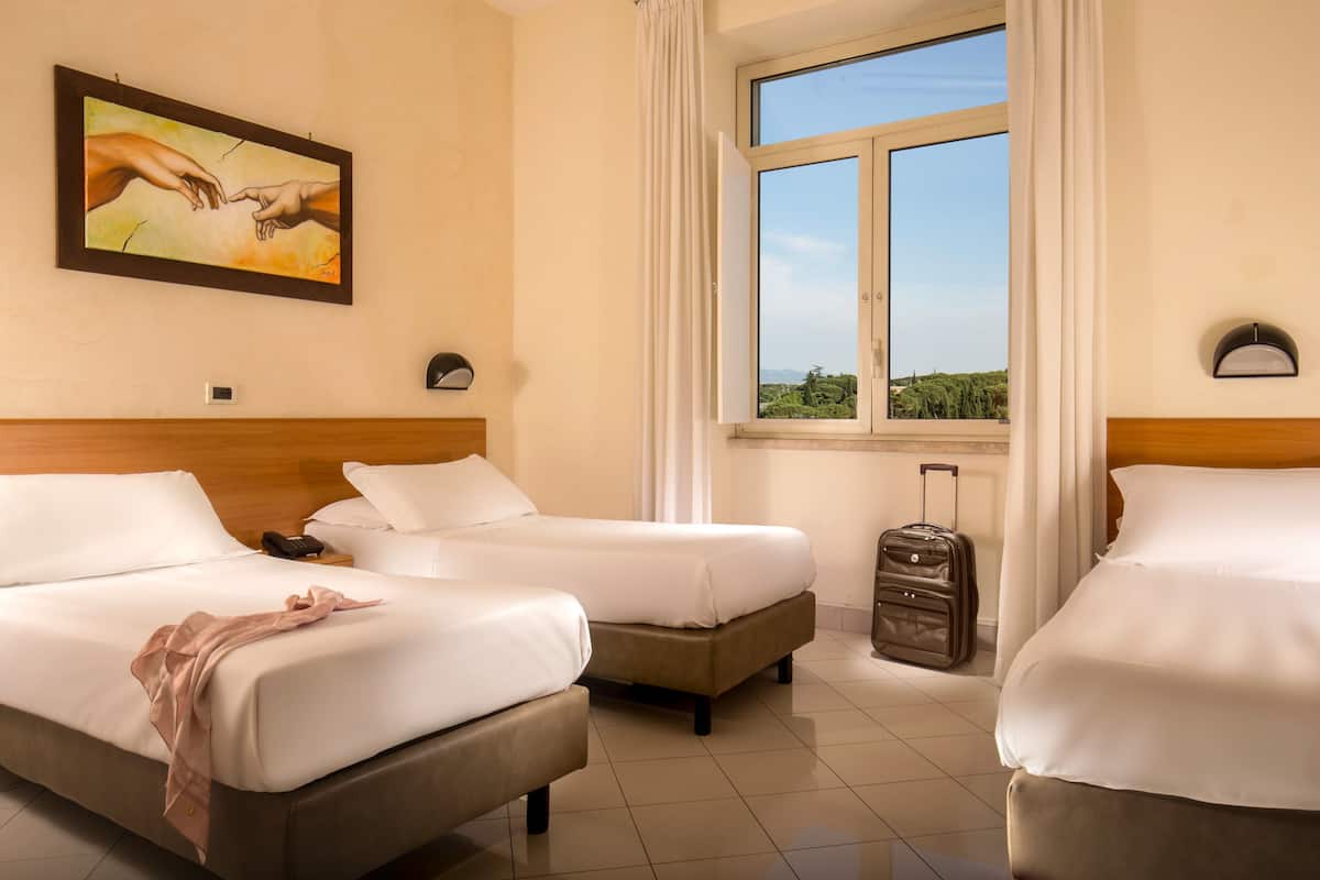 Classic Triple Room | Desk, WiFi (free)