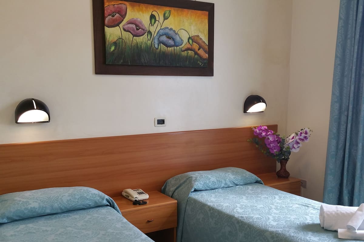 Desk, WiFi (free)