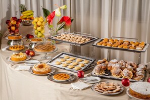 Desayuno buffet diario (EUR 7 por persona)