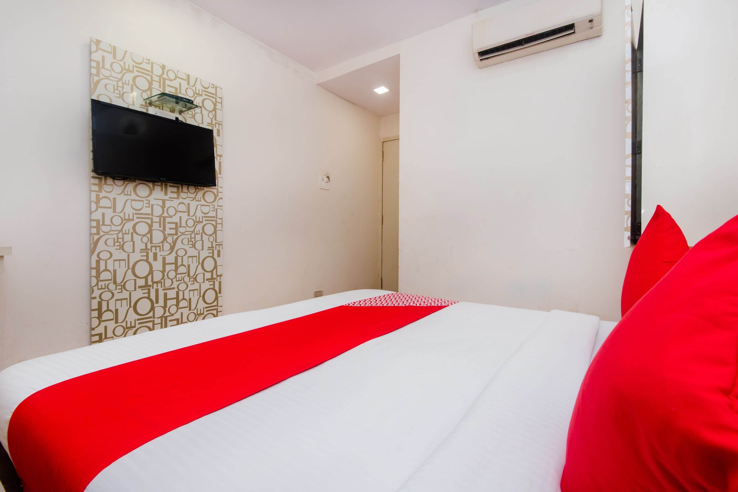 Single Room, 1 Twin Bed | Bathroom | Shower, rainfall showerhead, towels