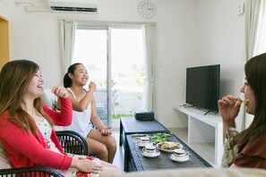 Basic House, Multiple Bedrooms, Non Smoking | In-room dining