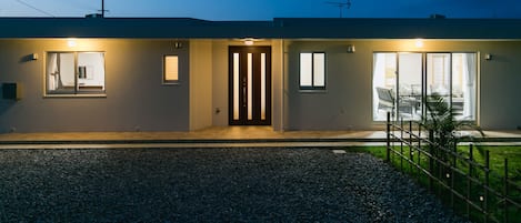 Overnatningsstedets facade – aften/nat