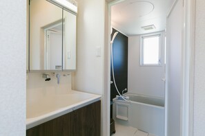 Eenvoudig huis, meerdere slaapkamers, niet-roken | Badkamer | Een aparte badkuip en douche, gratis toiletartikelen, een haardroger