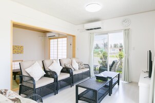 Casa básica, vários quartos, para não fumantes | Sala de estar | TV de tela plana