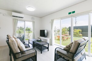 Casa básica, vários quartos, para não fumantes | Área de estar | TV de tela plana