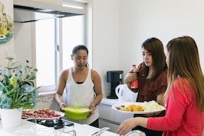 Nhà cơ bản, nhiều phòng ngủ, không hút thuốc | Bếp riêng | Tủ lạnh, lò vi sóng, bếp nấu, ấm điện