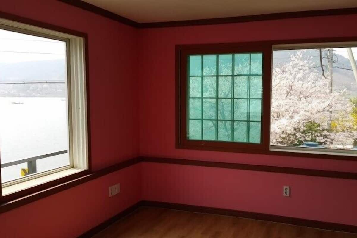 Room (Whale)