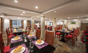 Frühstück, Mittagessen, Abendessen, lokale und internationale Küche 