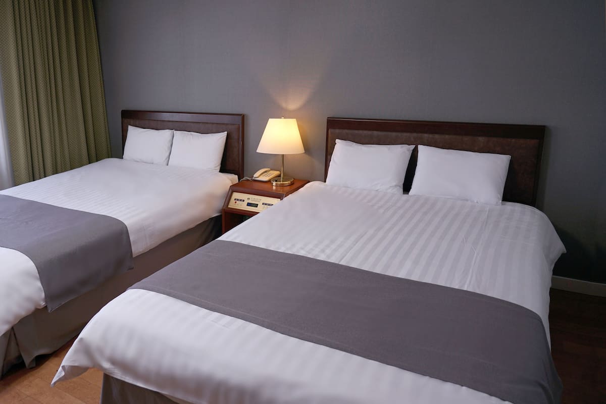 Habitación cuádruple estándar, 2 camas matrimoniales | Edredón, wifi gratis y ropa de cama 