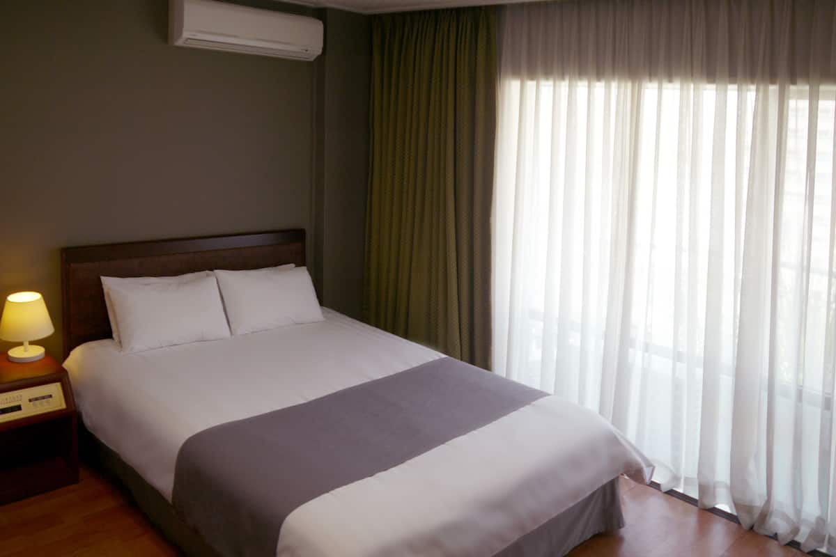 Habitación doble estándar, 1 cama matrimonial | Edredón, wifi gratis y ropa de cama 