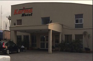 Un edificio con el letrero "Karina Hotel" en la fachada.