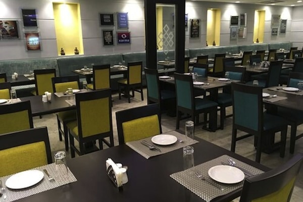 Serveert ontbijt, lunch en diner