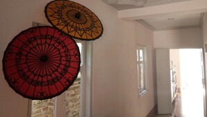 Un pasillo con dos grandes paraguas ornamentales colgados del techo.