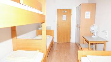 Una scrivania, ferro/asse da stiro, Wi-Fi gratuito, lenzuola