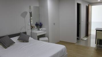 Studio | In-room safe, desk, blackout curtains, iron/ironing board