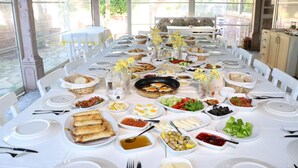 بوفيه فطور مجانًا يوميًا