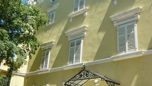 Un edificio con varias ventanas y un vestíbulo cubierto.