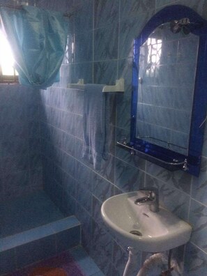Standard Single Room, Ground Floor | Bathroom | Combined shower/tub, free toiletries, towels - New Page Guest House (North Legon)