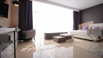 Suite | In-room safe, desk, laptop workspace, blackout drapes