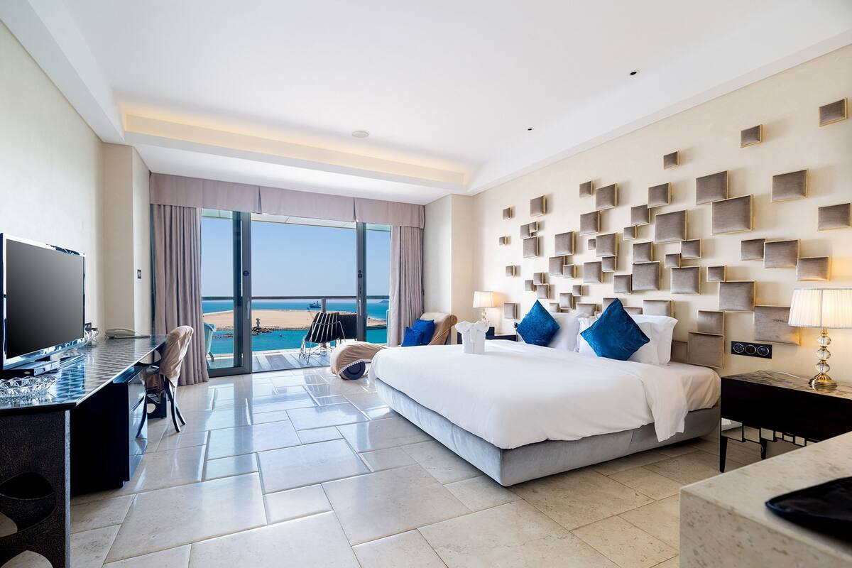 Habitació doble Deluxe, vistes al mar | Cobrellits, minibar, escriptori i cortines opaques 