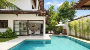 Outdoor pool, pool umbrellas, sun loungers - Villa Bewa by Villa Finder (Seminyak)