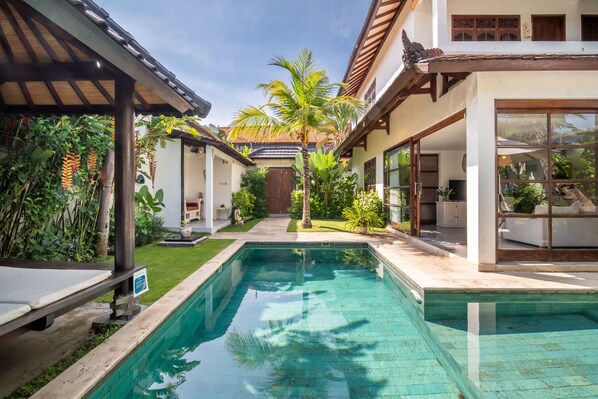 Outdoor pool, pool umbrellas, pool loungers - Villa Bewa by Villa Finder (Seminyak)