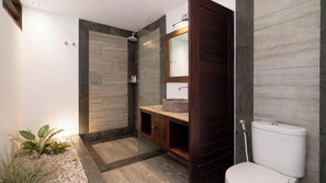 Familie villa | Badkamer | Een douche, gratis toiletartikelen, een haardroger, handdoeken