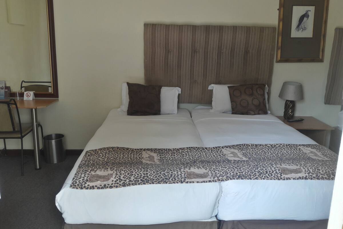 Schreibtisch, Verdunkelungsvorhänge