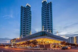 숙박 시설 정면 - 저녁/밤