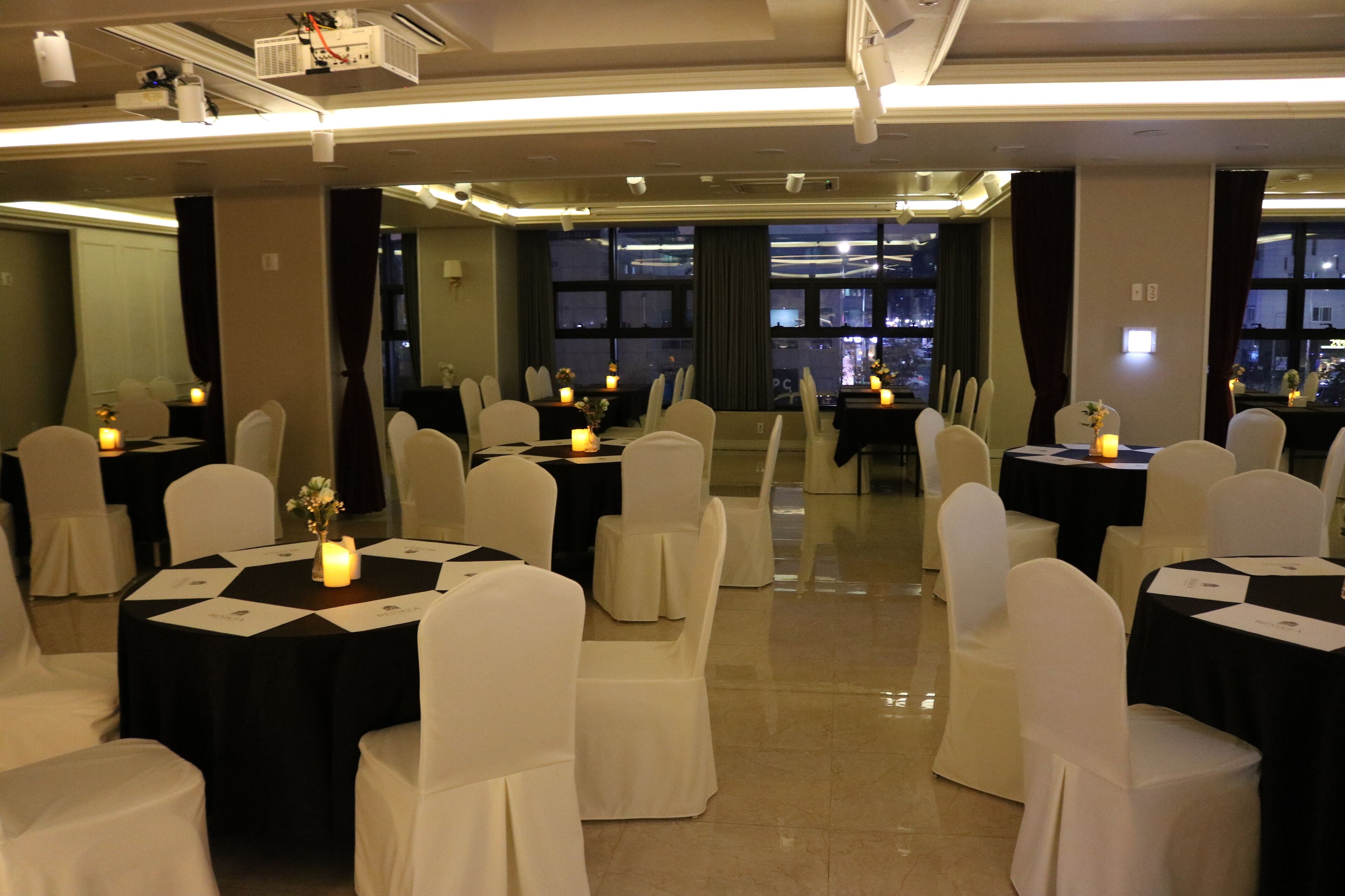 daily buffet breakfast (krw 16500 per person)