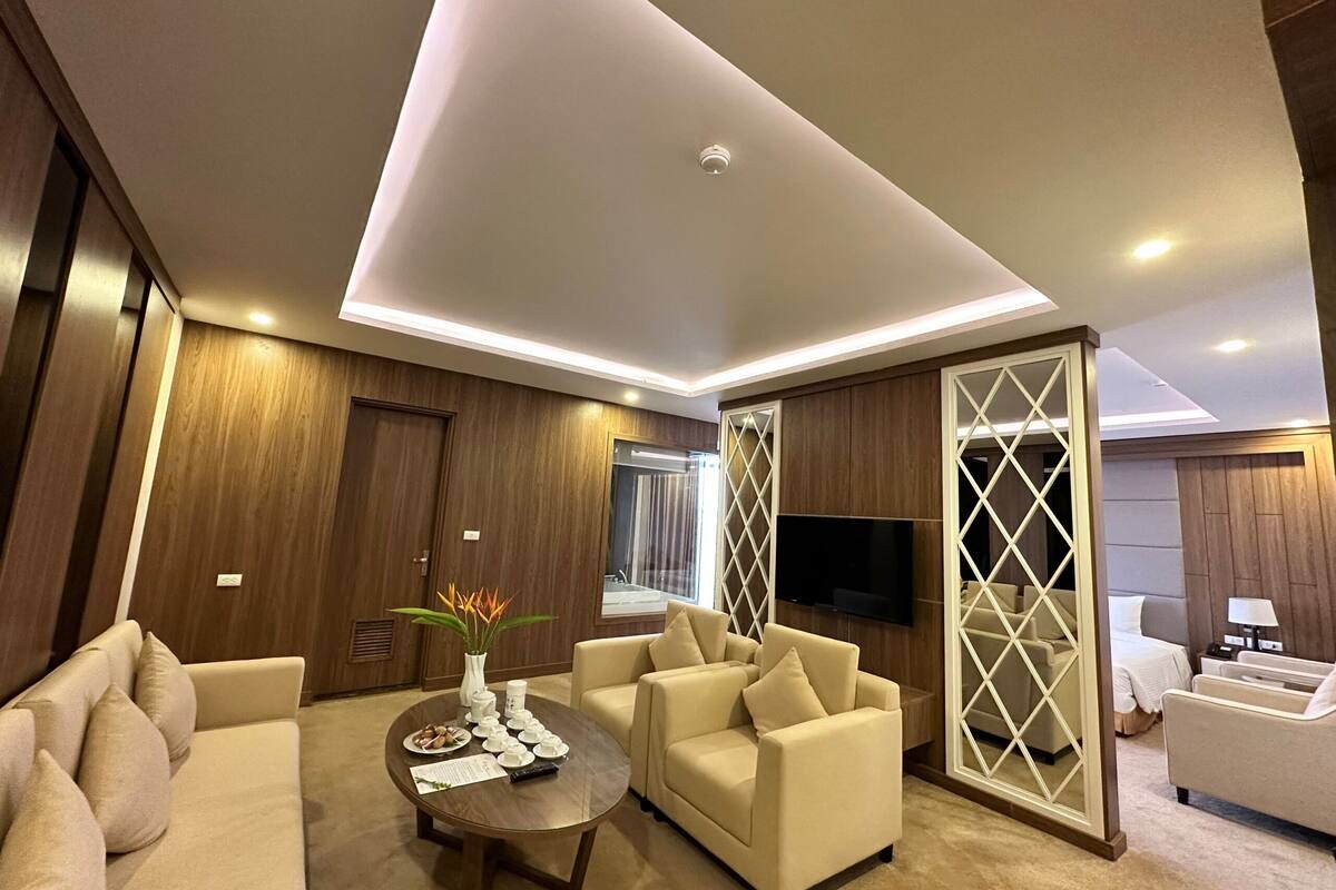 deluxe suite | minibar, in-room safe, desk, blackout curtains