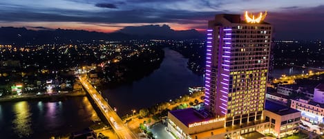 Vista frontal de la propiedad