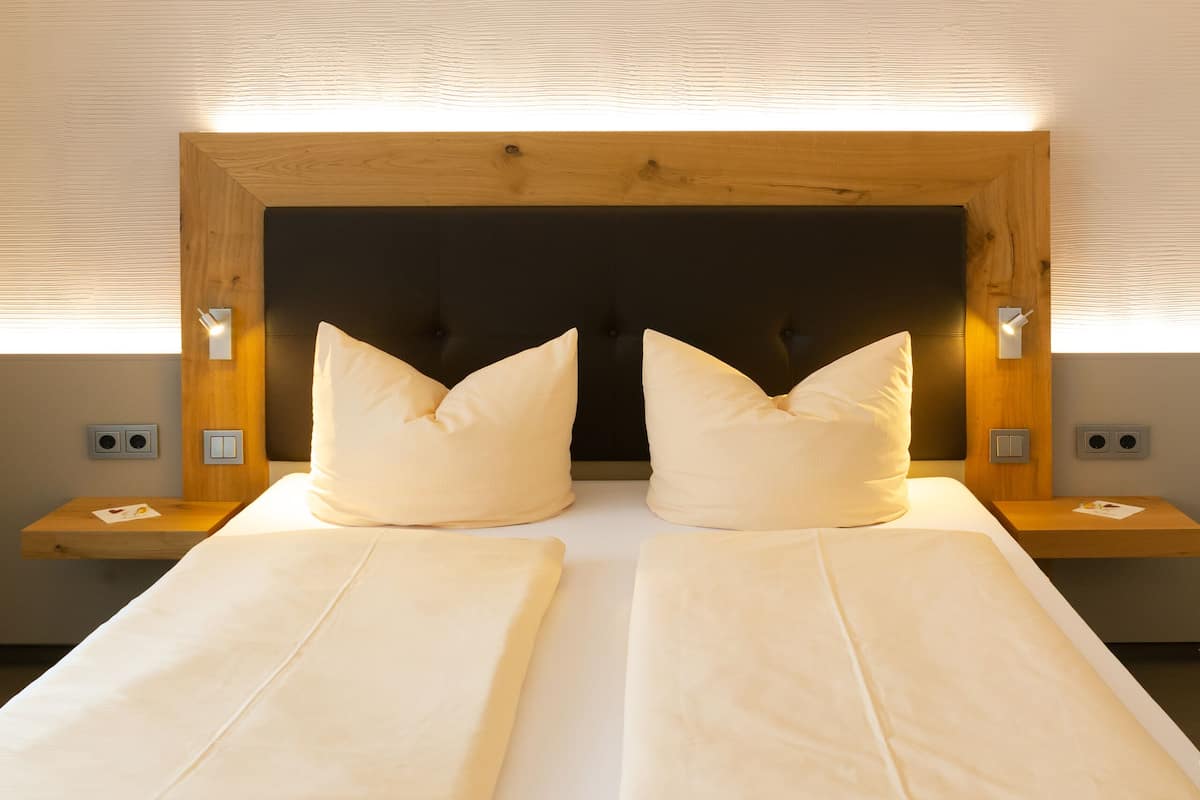 standard double room, 1 queen bed | 1 bedroom, hypo-allergenic bedding, in-room safe, desk