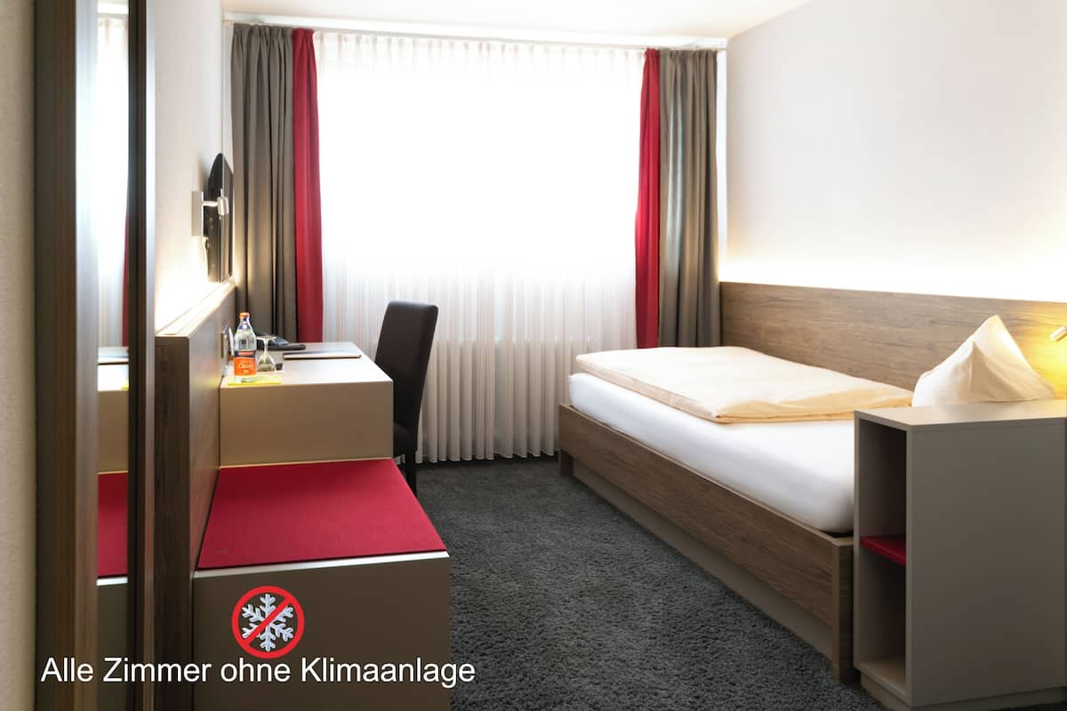 Enkeltrom – standard | Allergitestet sengetøy, safe på rommet, skrivebord og strykejern/-brett