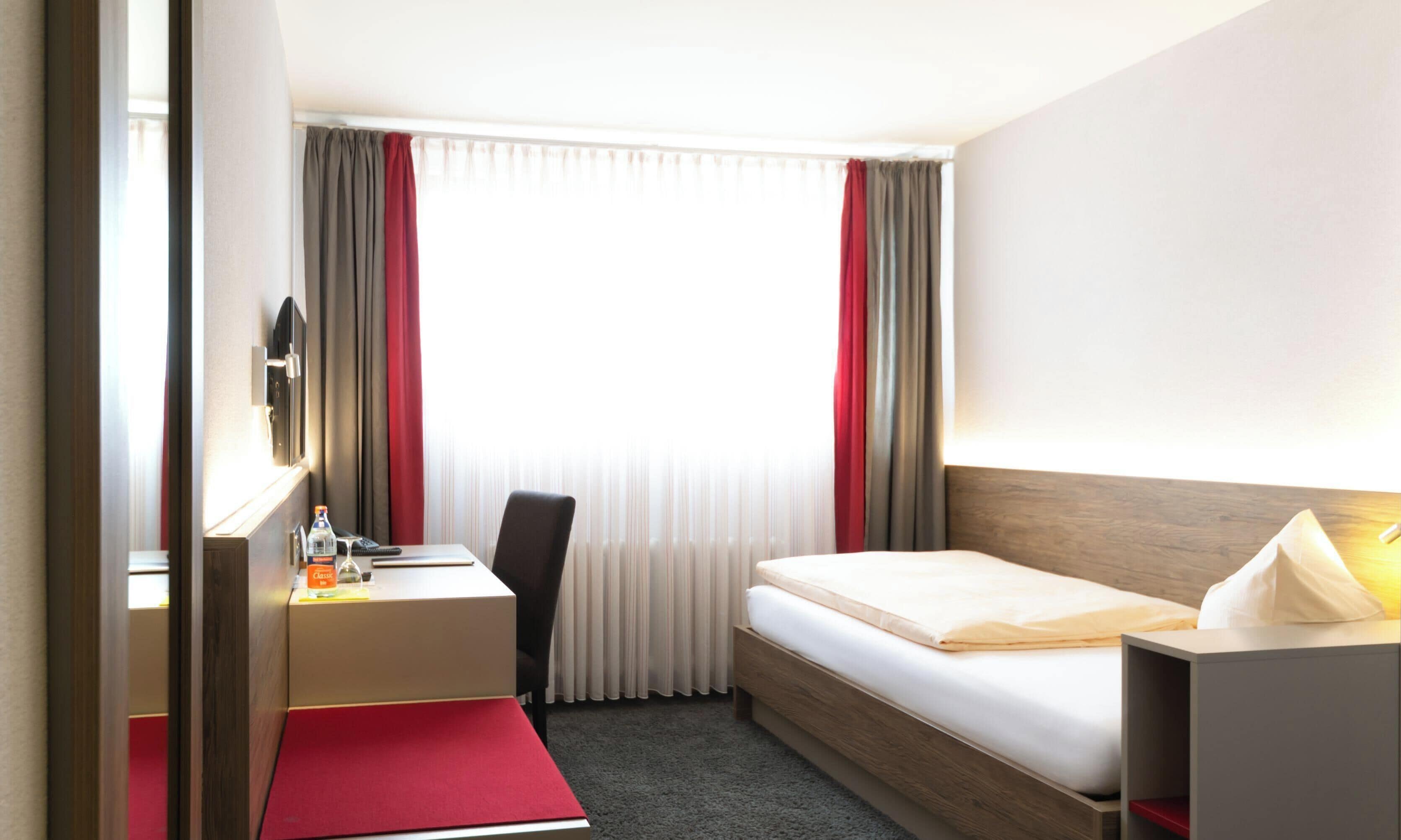 Enkeltrom – standard | Allergitestet sengetøy, safe på rommet, skrivebord og strykejern/-brett