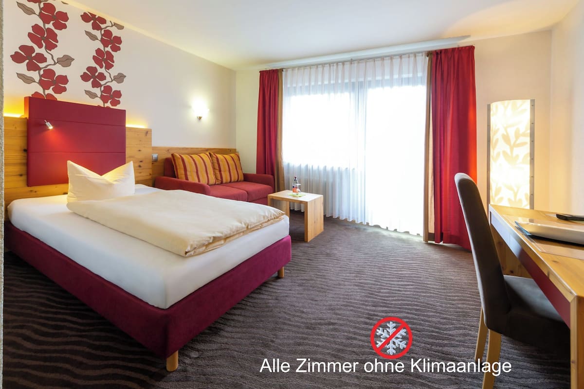 Enkeltrom – comfort | Allergitestet sengetøy, safe på rommet, skrivebord og strykejern/-brett