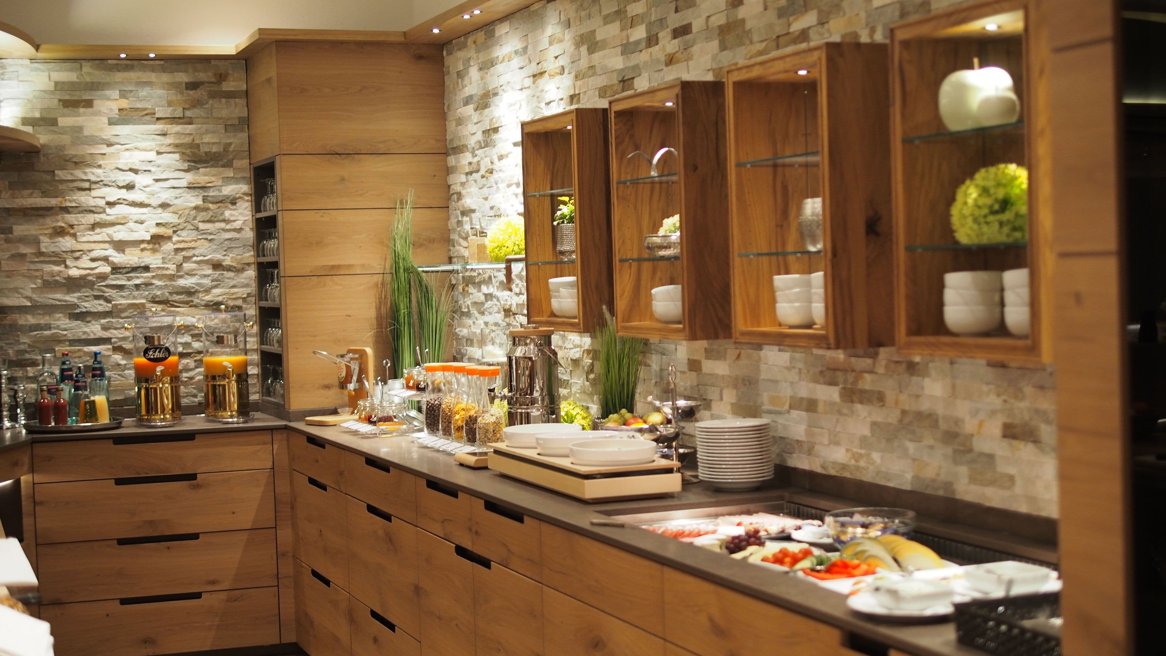 Daily cooked-to-order breakfast (EUR 15 per person)