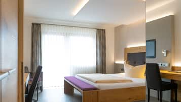 Comfort Single Room | Hypo-allergenic bedding, in-room safe, desk, iron/ironing board